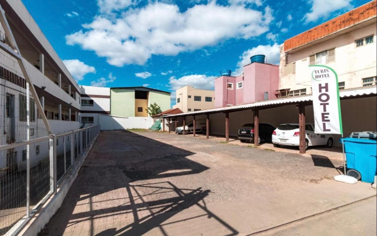 Estacionamento amplo do hotel